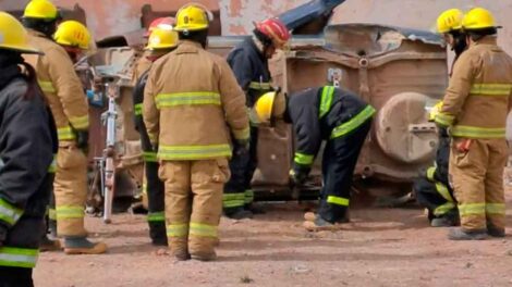 Bomberos se capacitaron en Plaza Huincul sobre rescate vehicular
