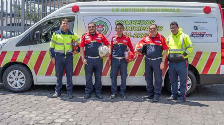 Donación de ambulancia a Bomberos Municipales