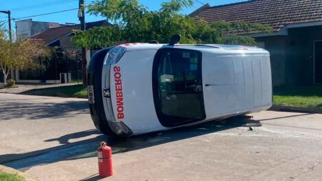 Choque y vuelco de una camioneta de Bomberos Voluntarios