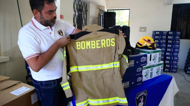 Bomberos recibe equipamiento para combatir los incendios forestales