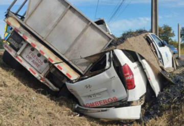 Accidente de tránsito entre camión y un furgón de Bomberos