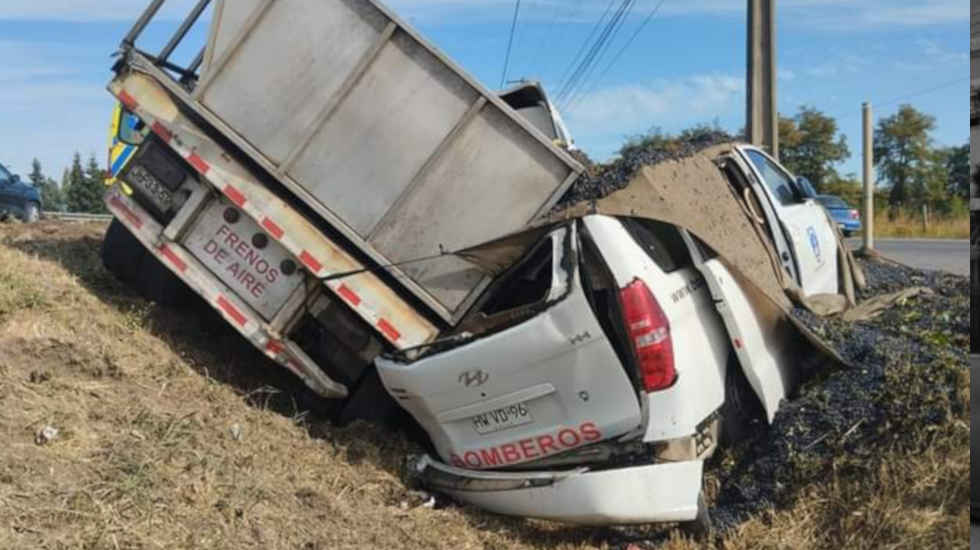 Accidente de tránsito entre camión y un furgón de Bomberos