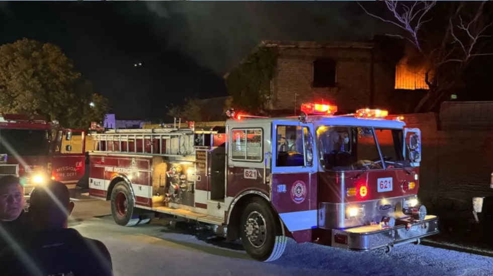 Dos bomberos sufren descarga eléctrica durante incendio