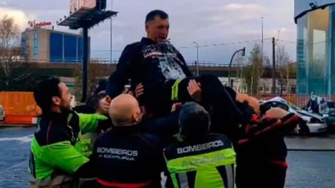 Así celebran los bomberos de A Coruña la jubilación del cabo Walter