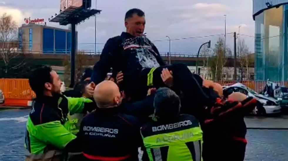 Así celebran los bomberos de A Coruña la jubilación del cabo Walter