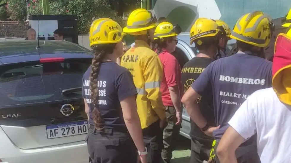 Capacitación para bomberos sobre incendios en autos eléctricos