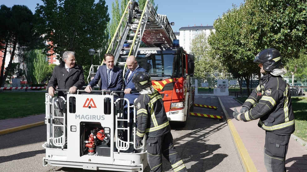 Bomberos incorpora una escala de 42 metros