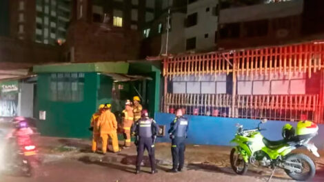Hombre incendió su casa y recibió a los bomberos a golpes