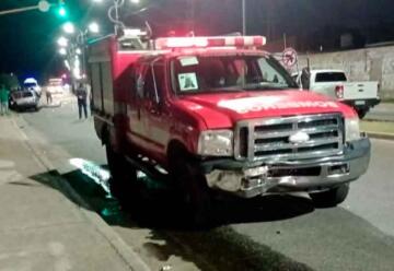 Una persona murió en un choque con una camioneta de bomberos