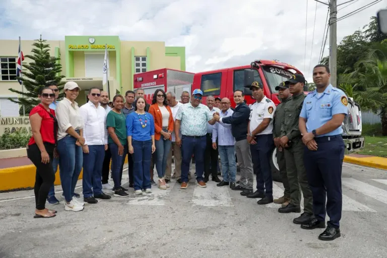 Bayahibe: 911 entrega camión de última generación a Bomberos