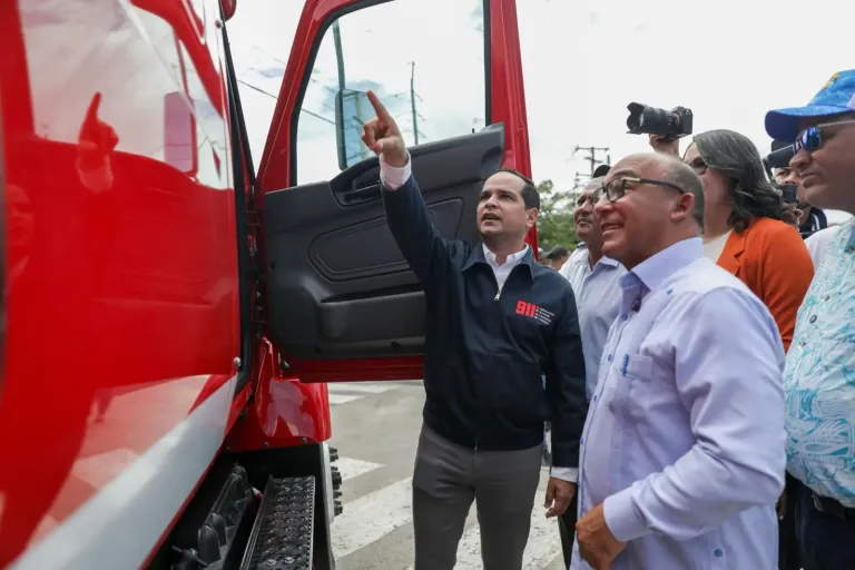 Bayahibe: 911 entrega camión de última generación a Bomberos