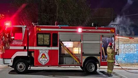 Bomberos de Huincul recibieron piedrazos tras asistir a un incendio
