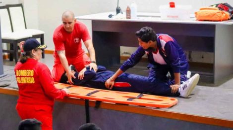 Bomberos capacitan a estudiantes de colegio de Mejía 