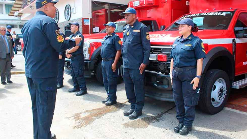 Entregan 6 ambulancias al cuerpo de Bomberos