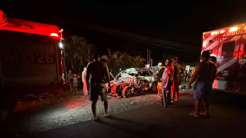 Conductor queda grave tras chocar contra camión de Bomberos 