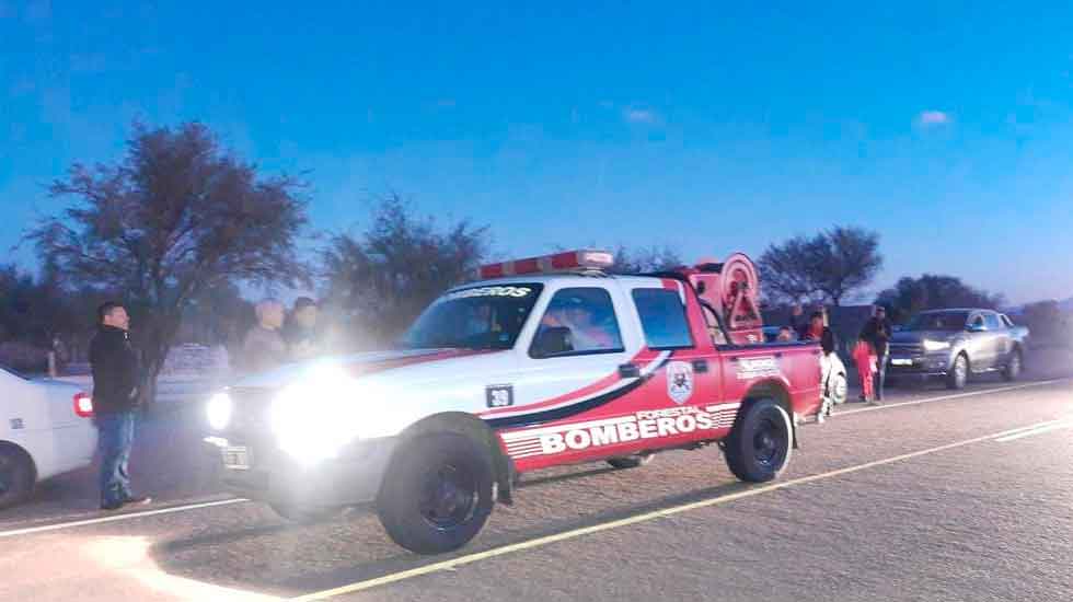 Bomberos de Villa Castelli recibieron la donación de una camioneta 