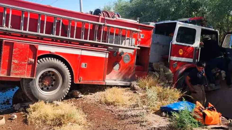Dos bomberos lesionados: Camión de bomberos cae a canal de riego