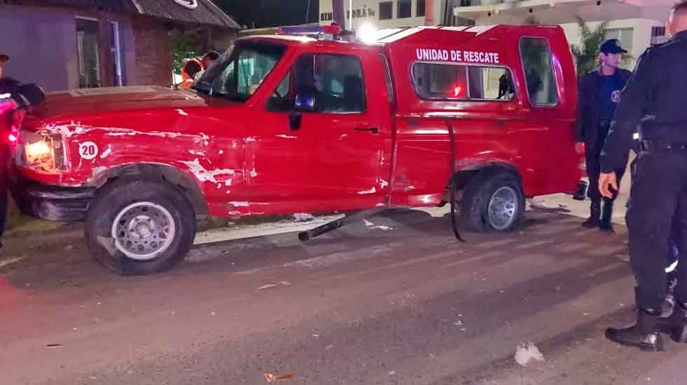 Choque entre Bomberos que trasladaban un herido y una camioneta 