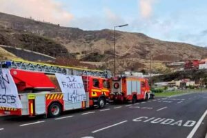 Bomberos de La Palma protestan por el impago de cuatro meses de salarios