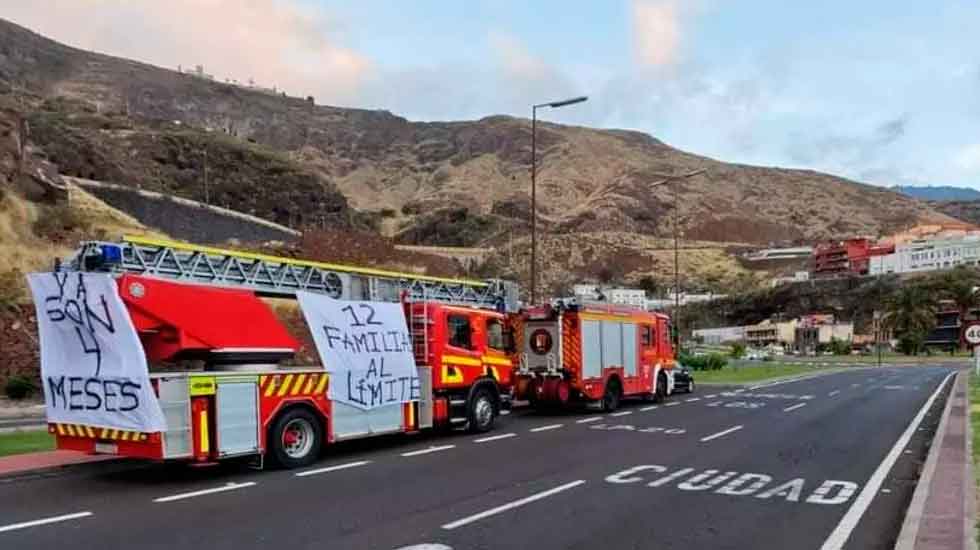 Bomberos de La Palma protestan por el impago de cuatro meses de salarios