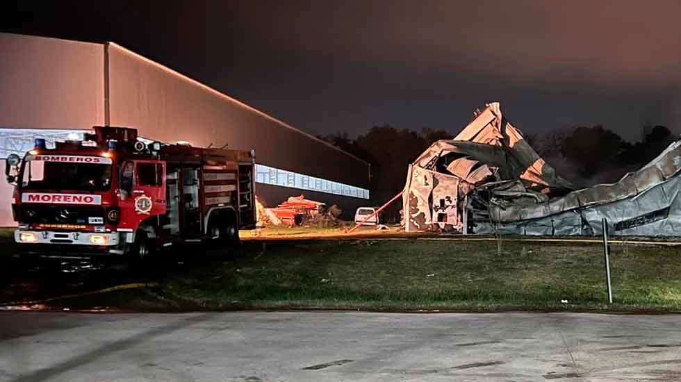 Voraz incendio en una fábrica de muebles en Moreno