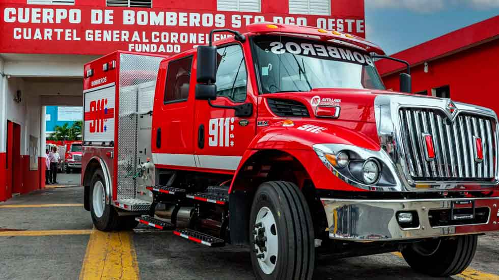 Entregan camión con herramientas para combatir incendios a Bomberos