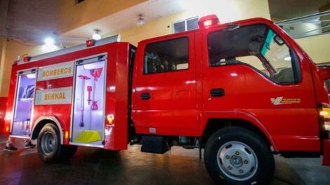Los bomberos voluntarios de Bernal presentaron una nueva autobomba