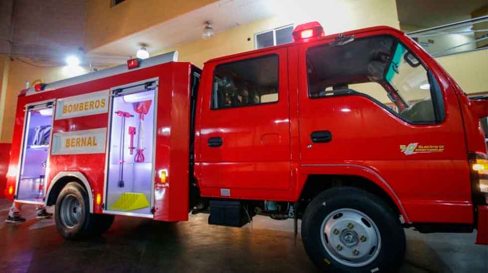 Los bomberos voluntarios de Bernal presentaron una nueva autobomba