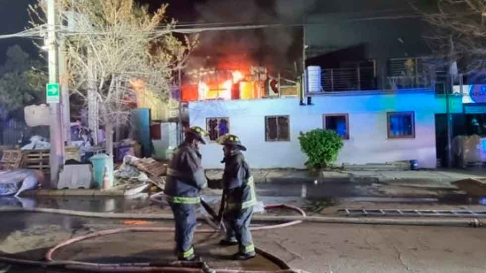 La Pintana: Incendio afectó a dos bodegas y dejó a un bombero lesionado