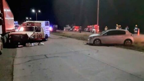 Un vehículo de bomberos iba a socorrer a un camión incendiado y chocó