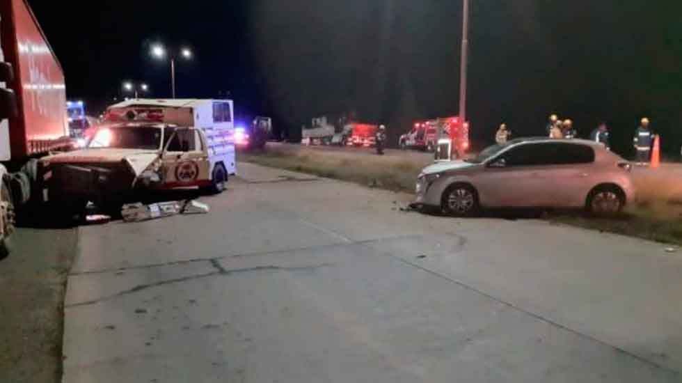 Un vehículo de bomberos iba a socorrer a un camión incendiado y chocó