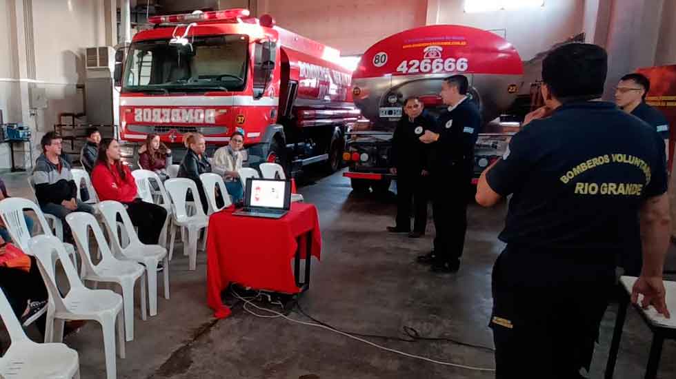 Rio Grande: Vecinos se capacitaron en el uso de extintores portátiles