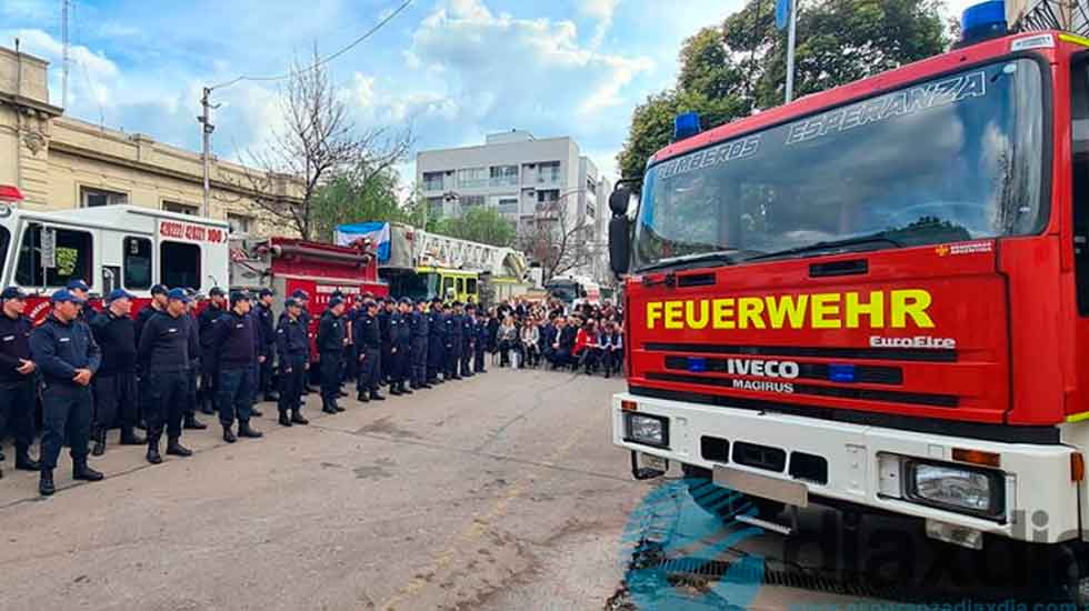 Bomberos celebraron su día y presentaron una nueva autobomba
