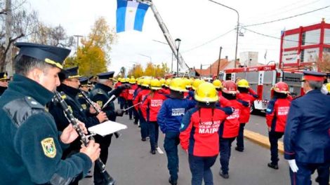 Los Bomberos Voluntarios de Maipú celebraron su día con una caravana