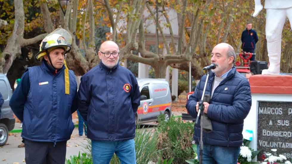 Municipio donó un camión autobomba a bomberos voluntarios