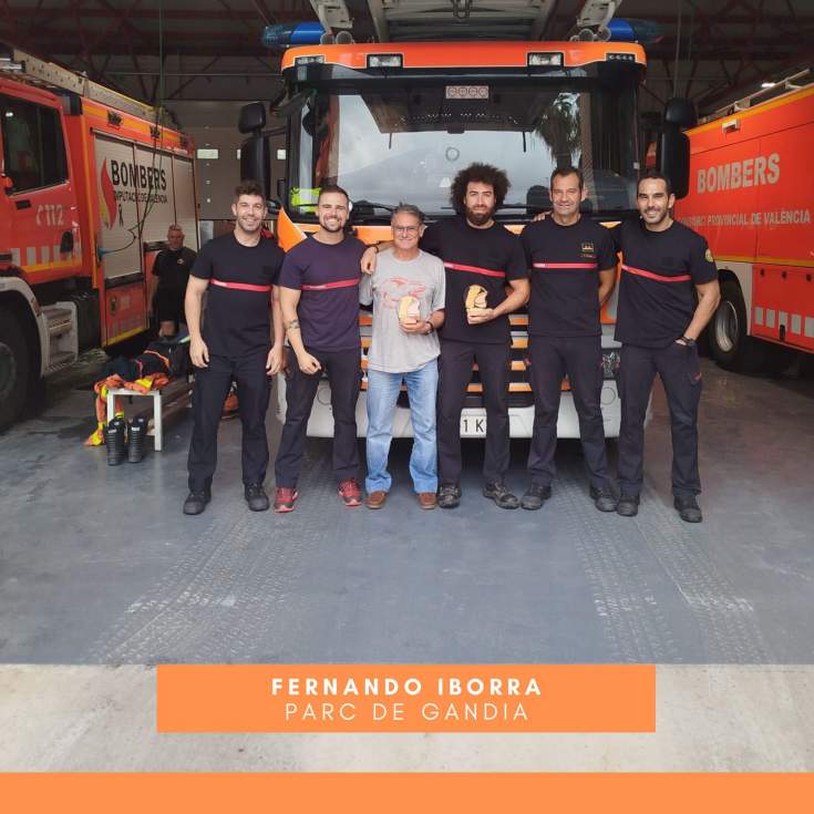 Homenaje a tres bomberos de los parques de Gandia y Oliva por su jubilación