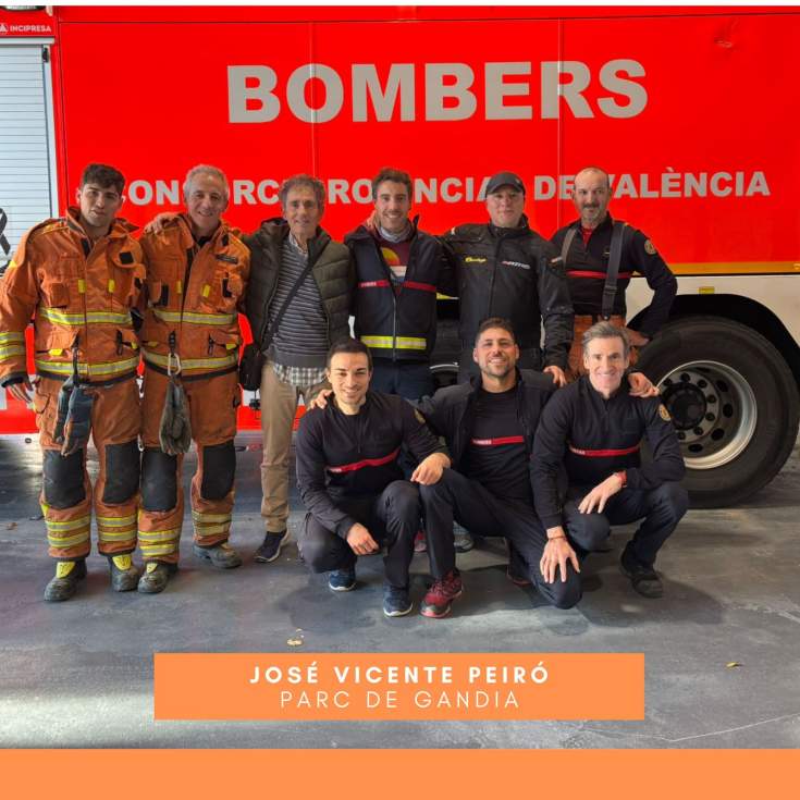 Homenaje a tres bomberos de los parques de Gandia y Oliva por su jubilación