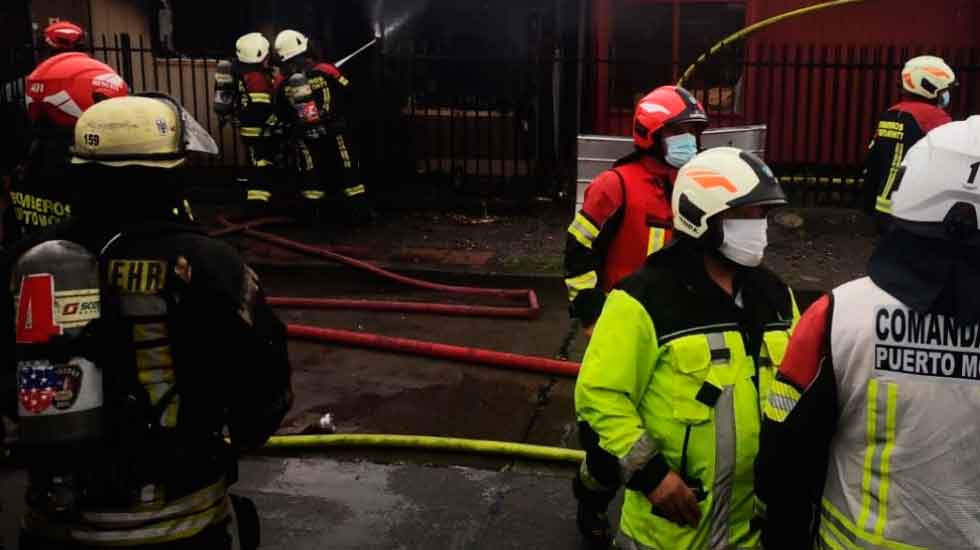 Incendio en pleno centro de Puerto Montt deja seis bomberos lesionados