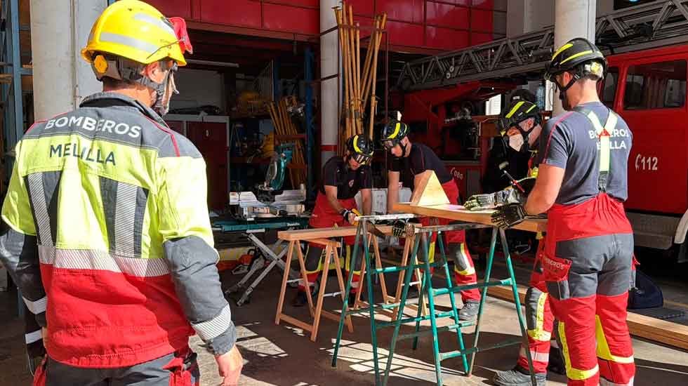 Los bomberos de Melilla inician maniobras de rescate con nuevos equipos