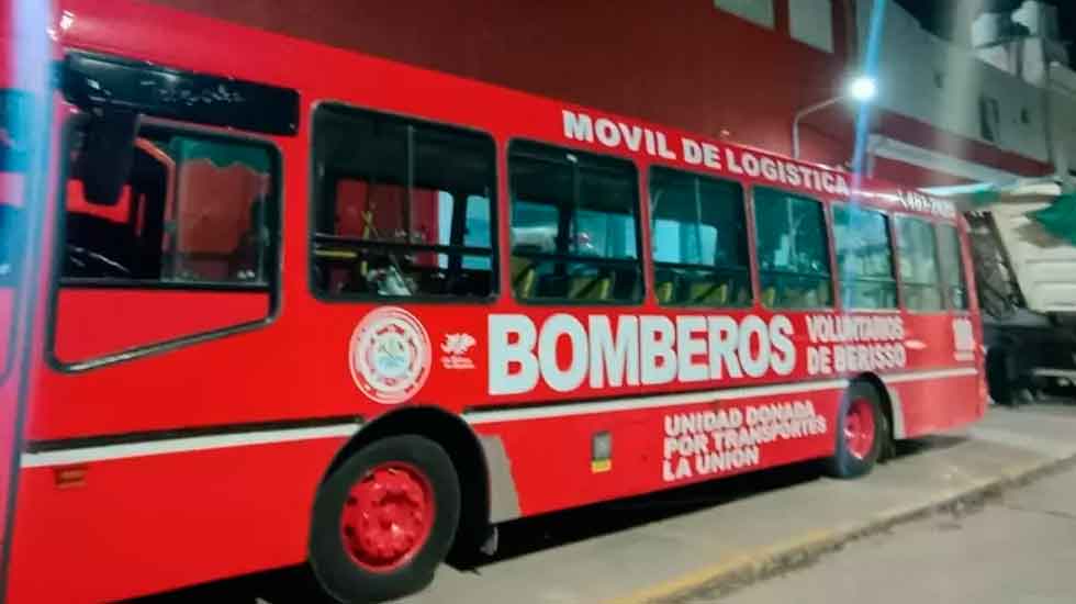 Los Bomberos de Berisso entregaron donaciones en Bahía Blanca