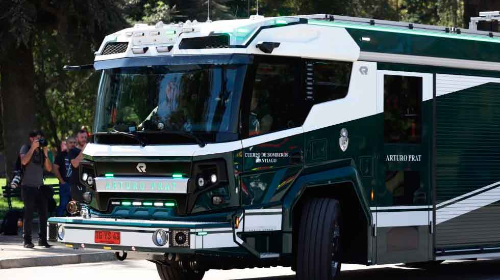 Bomberos de Santiago presentó su primer carro bomba eléctrico