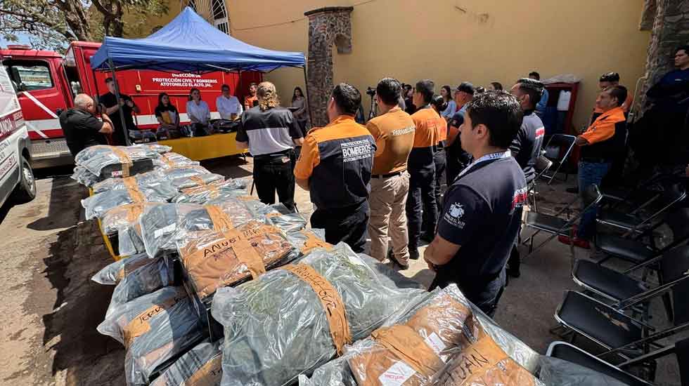 Entrega de Uniformes a La Dirección de Protección Civil y Bomberos