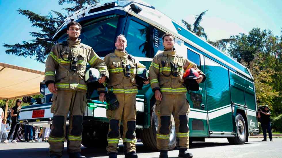 Bomberos de Santiago presentó su primer carro bomba eléctrico