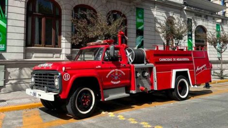 Recuperan y reacondicionan un camión de bomberos de Ensenada