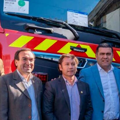 Maule y Colbún recibieron modernos carros para Bomberos