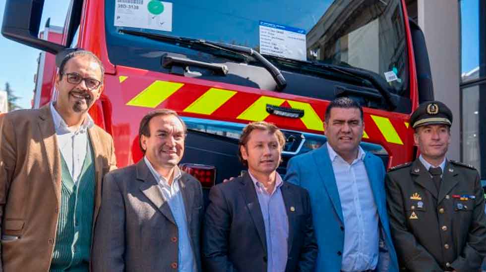 Maule y Colbún recibieron modernos carros para Bomberos