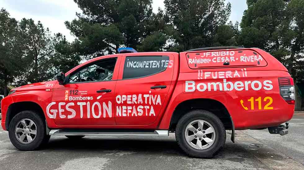 Los vehículos de los Bomberos aparecen con pintadas reivindicativas