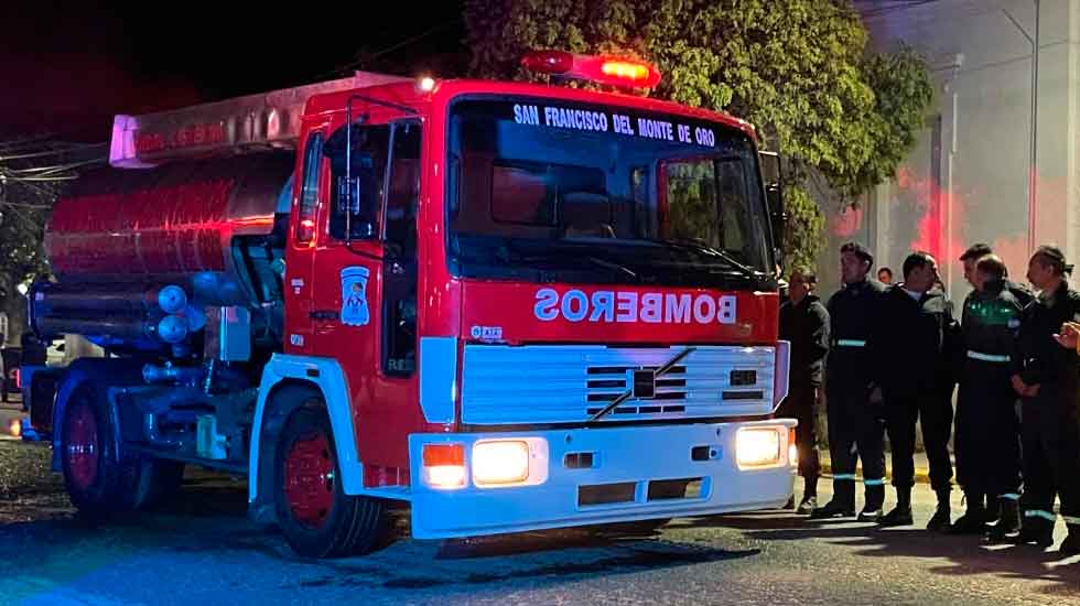 Bomberos de San Francisco del Monte de Oro presentaron su nuevo camión cisterna