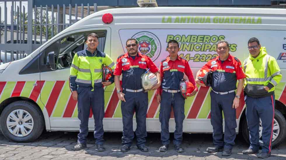 Donación de ambulancia a Bomberos Municipales
