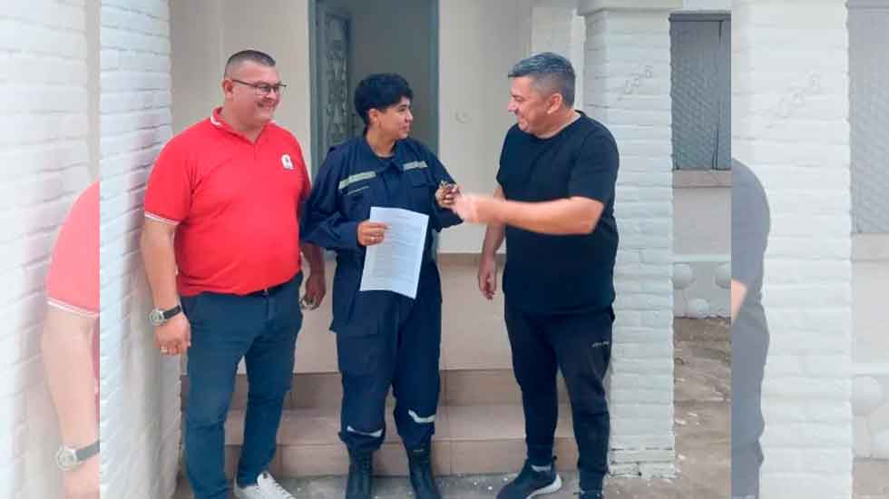 Bomberos Voluntarios entregó chalets a dos miembros del Cuerpo Activo